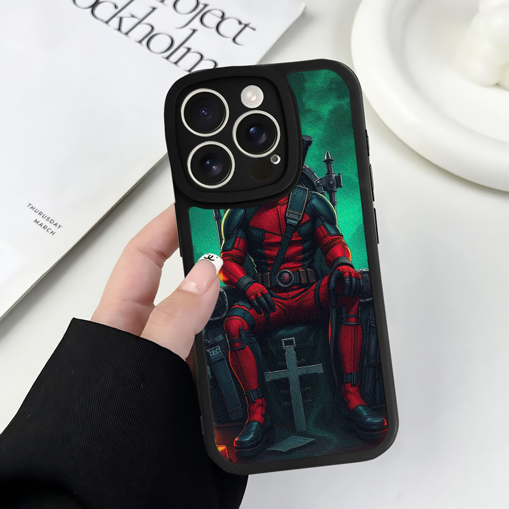 （画像用） Deadpool デッドプール 【iPhone 16シリーズ対応】シリコンスマホケース（レザー調） 材質：シリコン